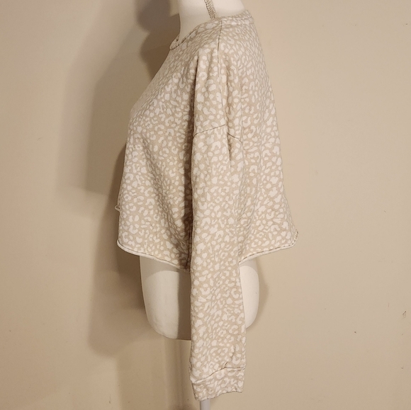 Colsie Women's Leopard Print Beige and White Cropped Sweatshirt, size Medium - Picture 7 of 9